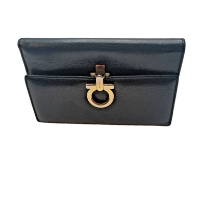 Carteira de Couro Ferragamo Tríplice Gancini Ouro Preto Hardware Usado EUA 6"x4.5" - Imagem 1 de 4
