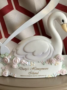 Precious Moments - SCHWAN KERZENHALTER Dusty's Honeymoon Island - Kapellenstück - Bild 1 von 8