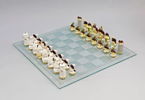 9941730 Figurine Porcellana Gioco di scacchi Topi bianca vs. Rane marrone Ens - Picture 1 of 6