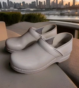 Dansko Professional White Leather Clogs Shoes 606010101 Womens 40 EU 9-9.5 US - Picture 1 of 13