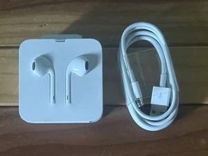 Oryginalne słuchawki douszne Apple ze złączem Lightning + kabel do ładowania / transmisji danych nowe - Zdjęcie 1 z 8