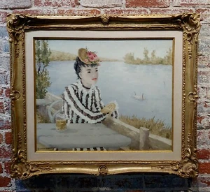 Suzanne Eisendieck - Elegante Frau genießt ein Bier mit Blick auf den See - Bild 1 von 10