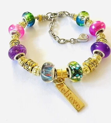 "Brazalete con dije europeo Believe verde y rosa y púrpura se adapta a tallas 7,0-8,0""" Foto 1 de 4