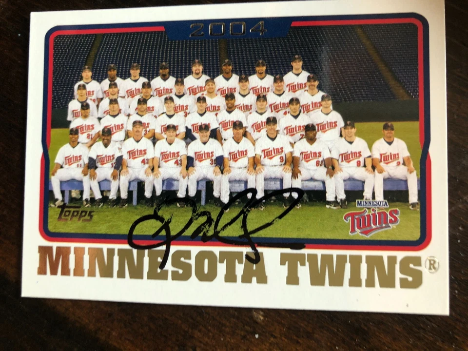 Minnesota Twins DOUG MIENTKIEWICZ signed 2005 Topps Heritage Twins '04 Team Card - Image 1 of 1