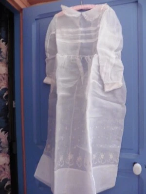 ANCIENNE ROBE DE COMMUNIANTE CREME LONGUE VOILE DE COTON REBRODEE "1900" - Photo 1/4