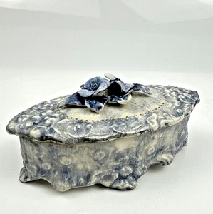 Antigua caja de baratija azul Corday porcelana ovalada victoriana 3D tapa floral - Imagen 1 de 12