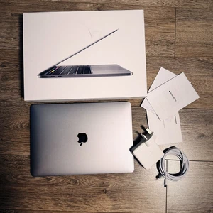 MacBook Pro Space Grey w/ Touchbar 13" (512GB SSD, Intel Core i7 2.3 GHz, 16GB) - Picture 1 of 13