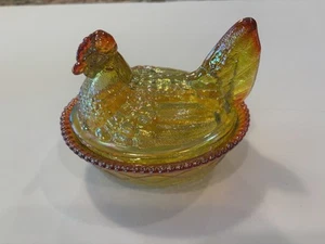 5" RINGELBLUME KARNEVAL GLAS HUHN HÜHNER AUF NEST MIT GESPALTENEM SCHWANZ NEU - Bild 1 von 3