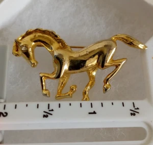 Metal Running Horse Lapel Pin Brooch Gold Toned 3D Equestrian Rhinestone Eye - Picture 1 of 3