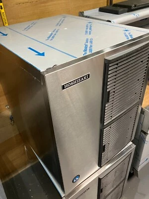 Hoshizaki KM-420MAJ Air-cooled Crescent Cuber Icemaker Ice Machine (DEMO) - Image 1 of 4