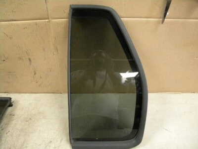 Nissan Pathfinder 2003 ventana de ventilación de fábrica puerta trasera izquierda cuarto ventana de vidrio Foto 1 de 4