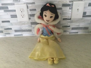RARA BAMBOLA PELUCHE DISNEY PARK 18" BIANCO NEVE NEL SUO MANTELLO INVERNALE COLORE PESCA PASTELLO - Foto 1 di 24