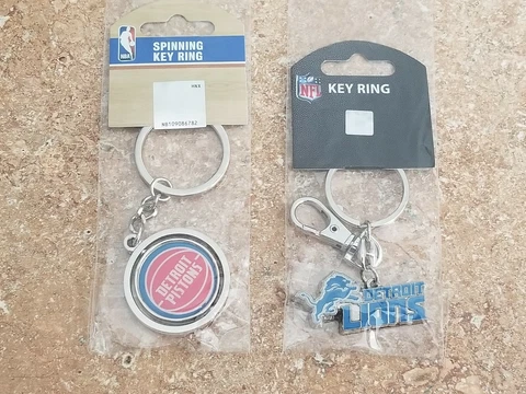DETROIT LIONS KEY RING/DETROIT PISTONS  SPINNING KEY RING ( NEW ) Cover