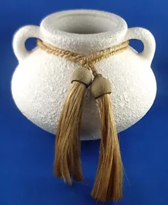 Hand-crafted WHITE URN VASE WITH ROPE TASSEL SASH Home Decor Collectable - - Imagen 1 de 12