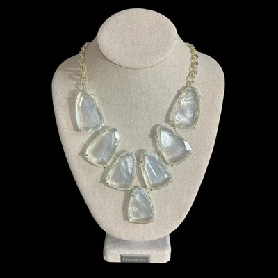 Collar Kendra Scott Harlow Grueso Declaración Transparente Madreperla y Oro Foto 1 de 4