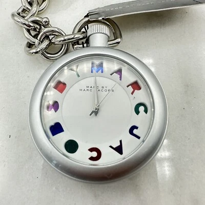 Reloj Bolsillo Marc by Marc Jacobs Tono Plata Cadena Clip Dije Plateado MBM7500 Foto 1 de 4