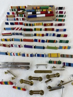 ОГРОМНЫЙ лот из 60+ винтажных и современных военных ленточных булавок - Изображение 1 из 4