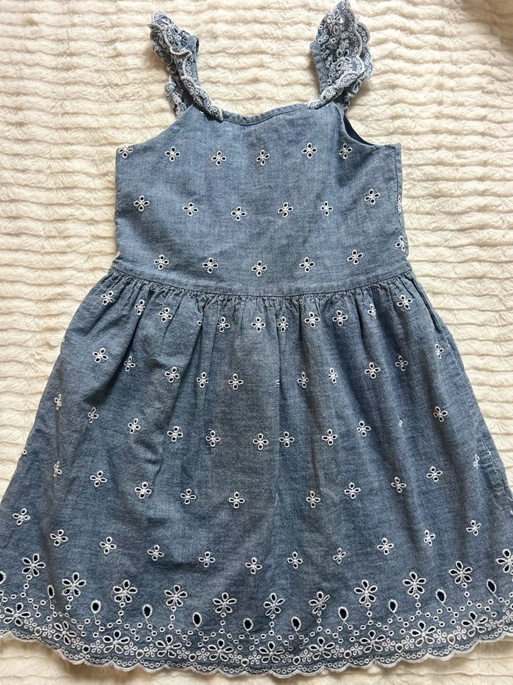 Vestido deslumbrante bordado jeans feminino GAP infantil tamanho pequeno 6-7 totalmente forrado. - Imagem 1 de 2