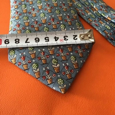 Gravata Hermes de seda 7692 OA flor padrão floral cinza sem caixa usada. - Imagem 1 de 4