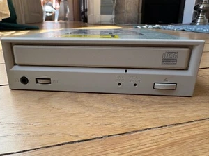 Yamaha CRW8424S SCSI 8X 4X 24X CD-ROM CD-R CD-RW drive for parts / inspection ! - Photo 1/5
