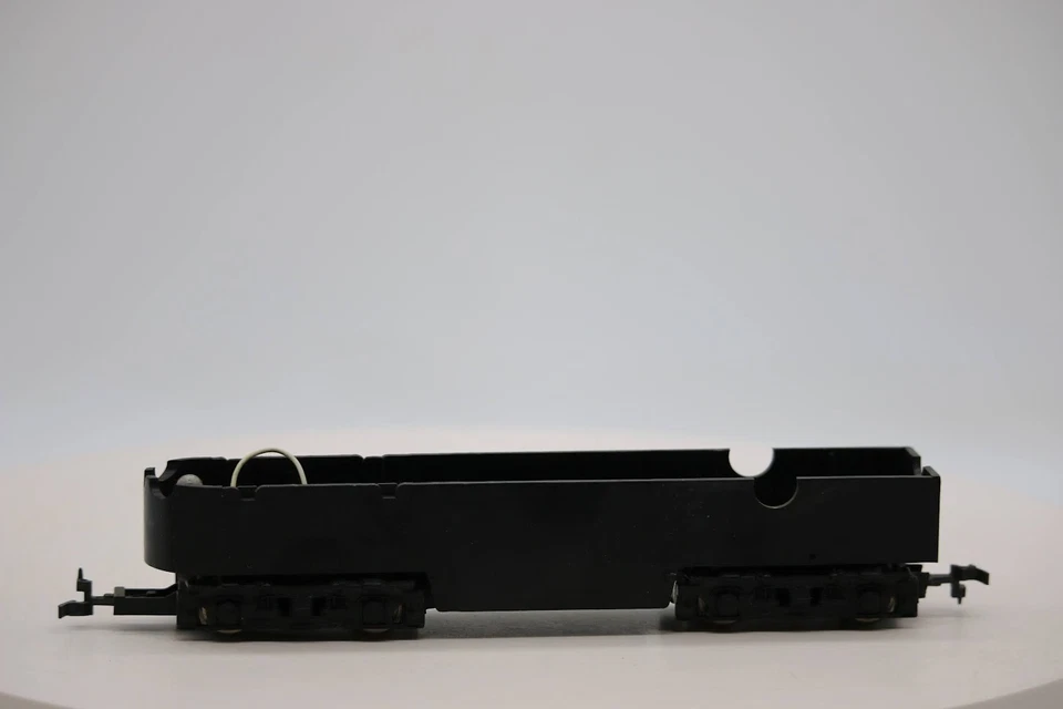 HO SCALE LOCOMOTIVE FRAME WITH INTERIOR PARTS. NO SHELL. - Image 1 of 4