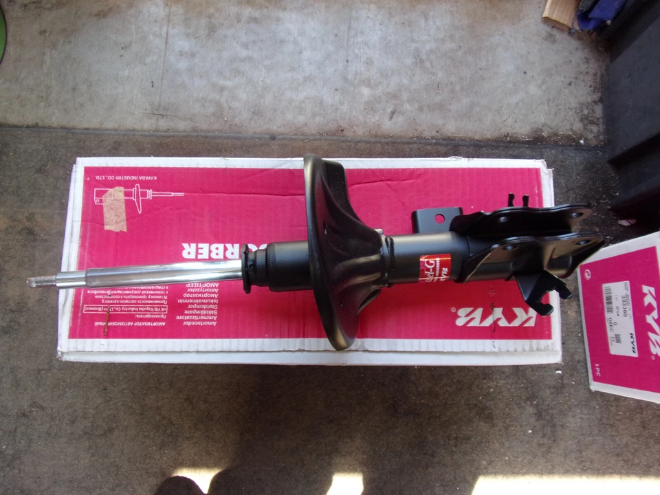 SHOCK ABSORBER  FOR VOLVO V40/S40 FRONT L/HS GAS 1999-2004 KYB 334355 - image 1 of 1