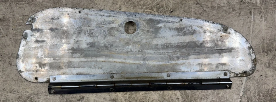 Triumph TR2、TR3、TR3A 和 TR3B LHD Cubby 盒门和铰链(二手) — 第 1/2 张图片