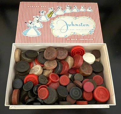 Caja Johnston Candy Parade con damas de madera Halsam coronas de plástico cometa remolino Foto 1 de 4