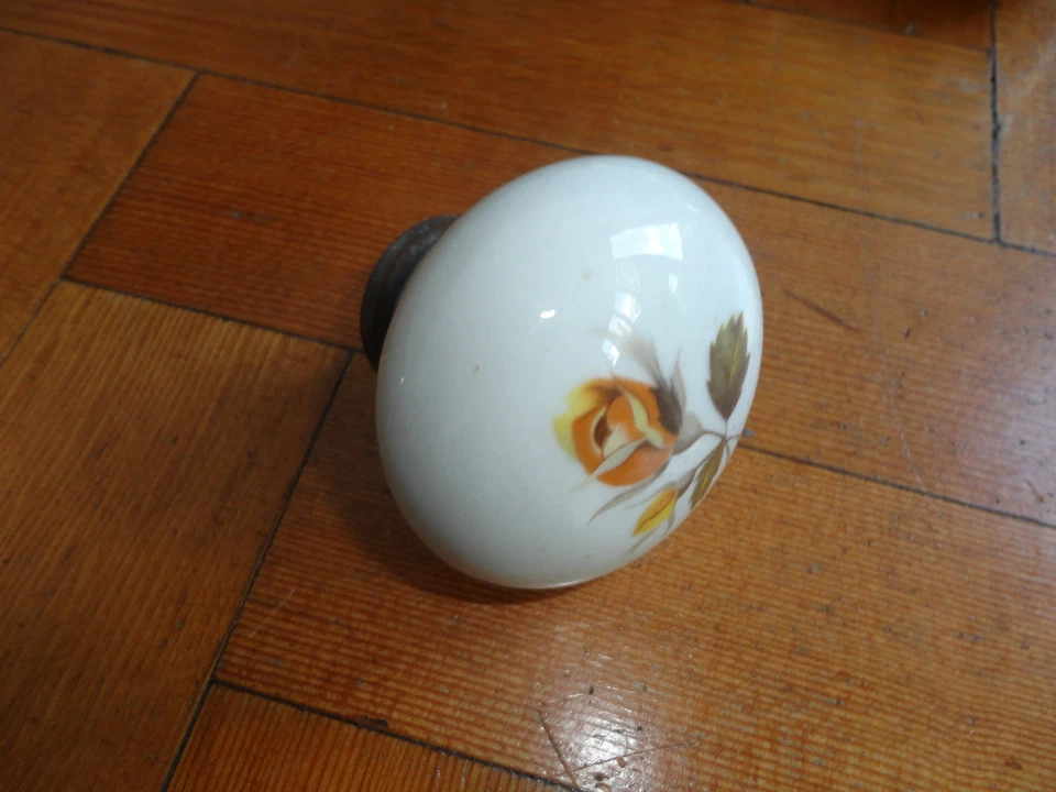 VICTORIAN STYLE CHINA DOOR HANDLE FLORAL DECORATION - Image 1 of 1