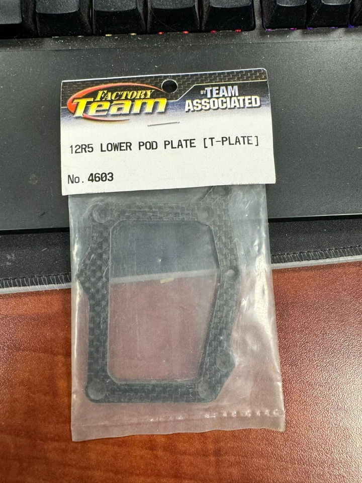 TEAM ASSOCIATED #4603 12R5 Lower POD Plate T-Plate - Image 1 of 1