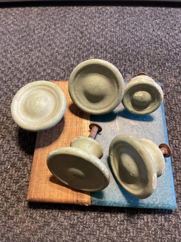 Lote Mixto de 5 Tiradores de Puerta de Madera Pintados Doble Pliegue Piezas de Repuesto De Colección Foto 1 de 4