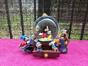 Disney Store Exclusive Mickey Mouse March Through the Years Musical Snow Globe - Bild 1 von 11