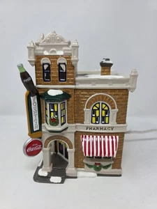 DEPT 56 Weihnachtsdorf Coca-Cola Ecke Drogerie Schneedorf Sammlung - Bild 1 von 22