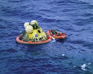 Nueva foto 8x10 de la NASA: módulo de comando Splashdown of Apolo 11 con tripulación en balsa - Imagen 1 de 1
