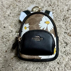 NUOVO CON ETICHETTE COACH Mini Court Zaino Borsa Charm Fiore Floreale ORO NERO BIANCO MARGHERITA - Foto 1 di 4