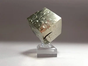 Cubo de Pirita Muestra de Cristal de Navajún España con Crecimiento Montañas - Imagen 1 de 10