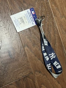 Wincraft Sports New York Yankees 1 Inch Key Strap (NEW) MLB Keychain ID Lanyard - Picture 1 of 2