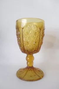 Knopf- und Gänseblümchenbecher Bernstein neuwertig amerikanisches Musterglas - Bild 1 von 1