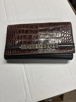 Cartera vintage de cuero negro Brighton con cuero de cocodrilo marrón en relieve Foto 1 de 4