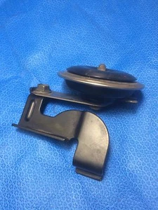 2005 Suzuki Katana GSX750F horn and bracket - Bild 1 von 4