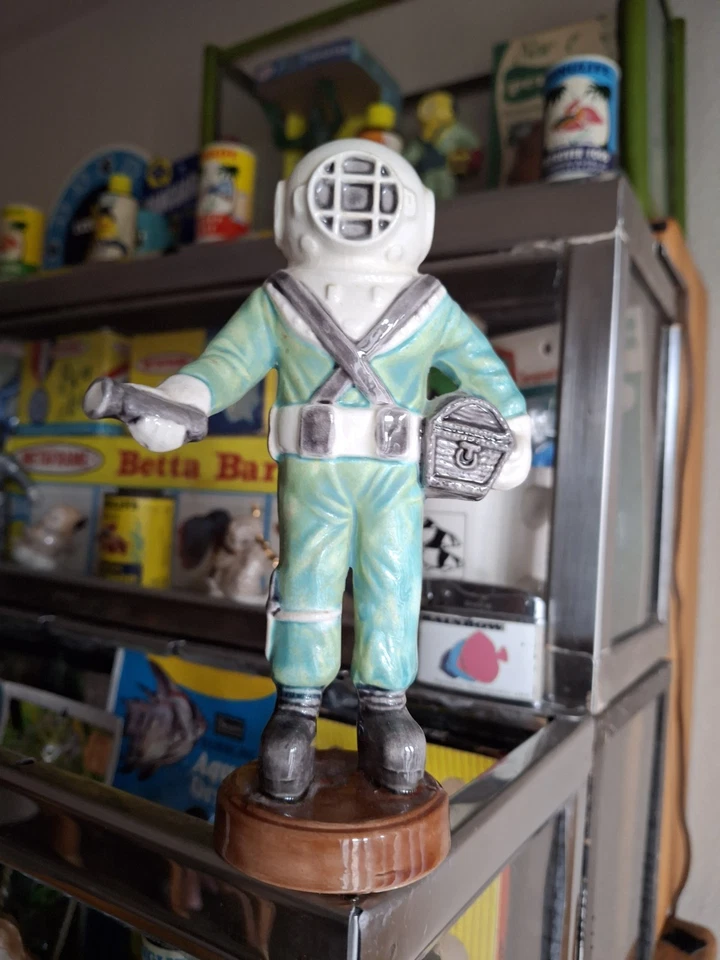 Antiguo acuario pecera cerámica 6 1/2" traje azul sombrero duro buzo burbujeador de colección Foto 1 de 4