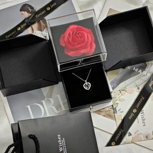 Elegante und stilvolle 100 I Love You Sprachprojektion Halskette mit Gold-Finish - Picture 1 of 13