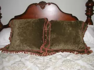 2 tailored made green velour 24" square decor pillow covers w/ onion tassles - Picture 1 of 9