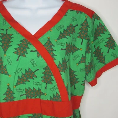Blusa Médica Pequeña Hecha a Mano Verde Árboles de Navidad Borde Rojo Envoltura Simulada 2 Bolsillos 42" Foto 1 de 4