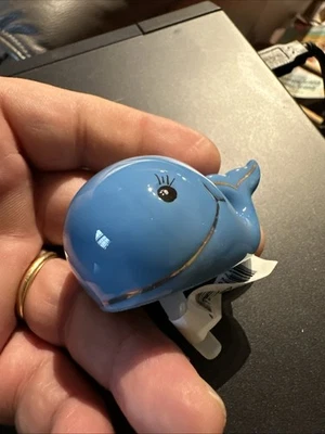 Nora Fleming Mini - "Whale Hello There" St. Jude Blue Whale #A269 - Retirado - Nuevo Foto 1 de 4