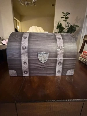 Cofre del tesoro con porta boletos de temporada 2024 Raiders Foto 1 de 2