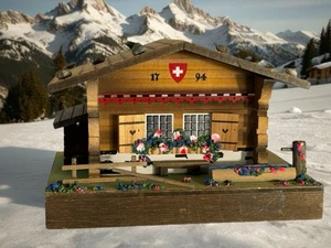"Caja de música suiza de madera vintage Alpine Lodge Suiza musical 5,5""x4""x4""" - Imagen 1 de 20