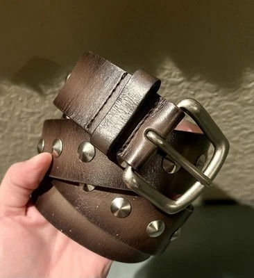 Cinturón de cuero gris tachonado con hebilla tono latón de Fossil Foto 1 de 4