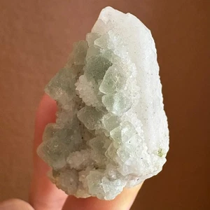 Würfel natürlicher Fluorit auf Quarzspitze Kristall Mineral Probe 30g #809 - Bild 1 von 2