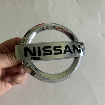 Emblema de parrilla delantera para Nissan Versa 2015-2019 logotipo cromado plateado Foto 1 de 4